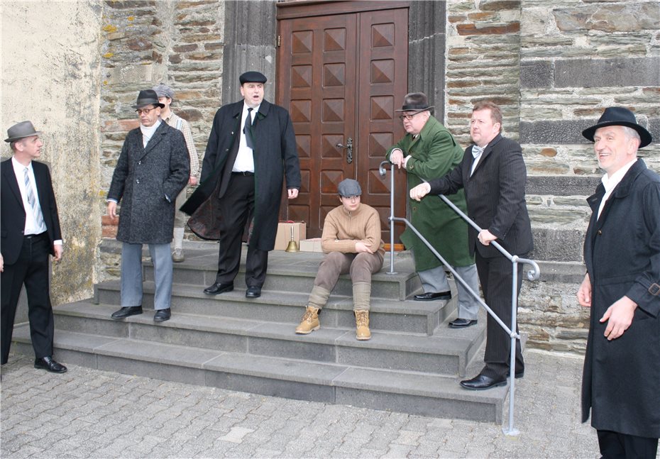 Dorfleben aus der Feder der Nachkriegszeit Der Gemeinderat tagt Ende der 1940er Jahre auf den Treppenstufen der Pfarrkirche