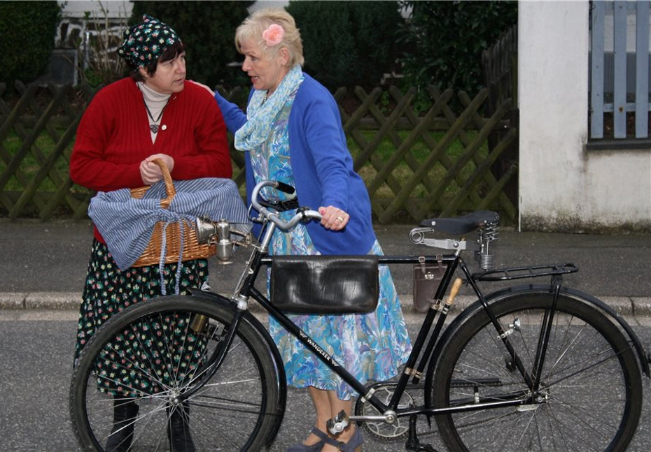 Dorftratsch auf der Hauptstraße