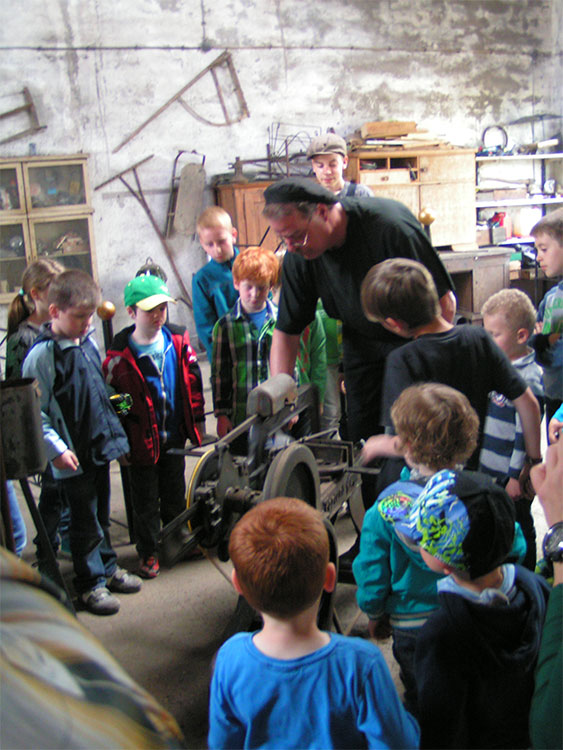 Kinderführung in der Schmiede