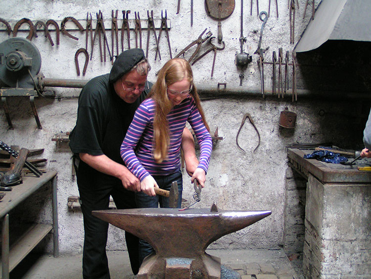 Kinderführung in der Schmiede