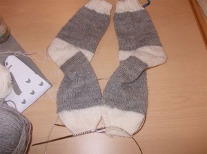 Socken stricken mit einer Rundnadel